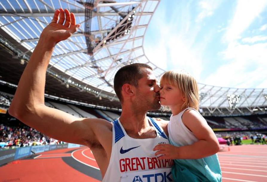 Mondiali di atletica a Londra: il britannico Robbie Grabarz bacia la figlia Lyra dopo aver superato le qualificazioni nel salto in alto (Getty Images)